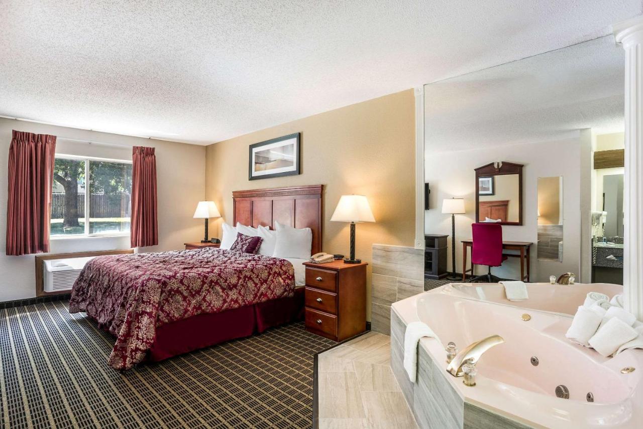 | Rodeway Inn Cedar Rapids