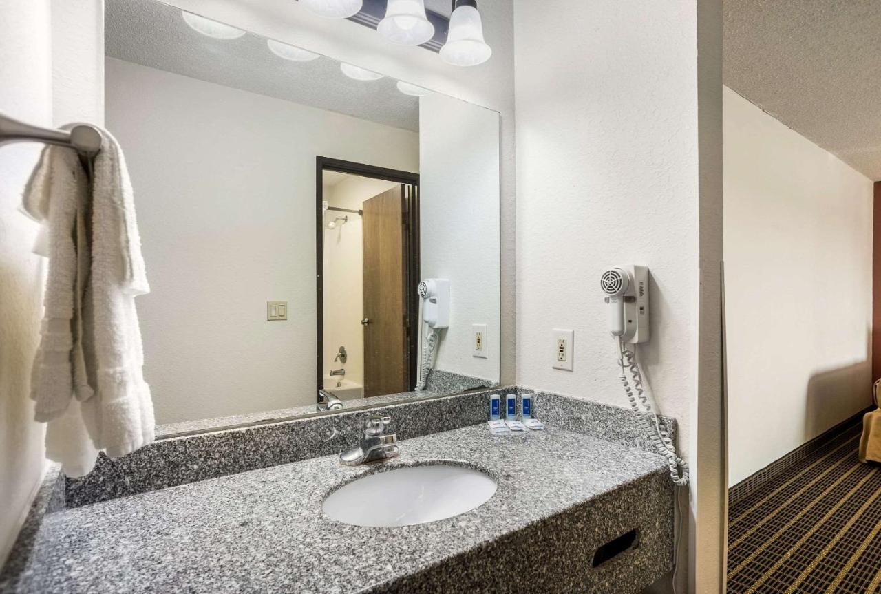 | Rodeway Inn Cedar Rapids