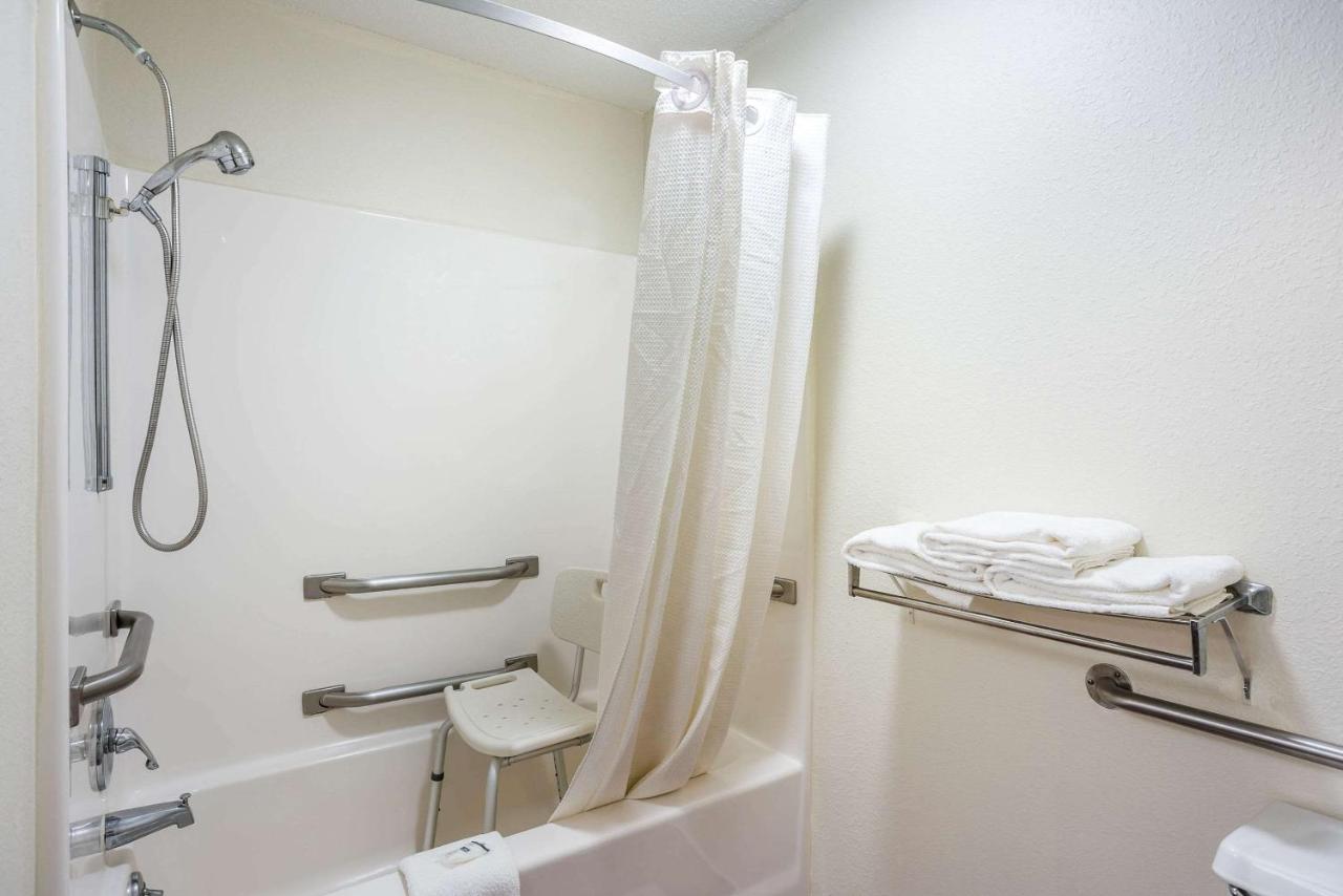 | Rodeway Inn Cedar Rapids