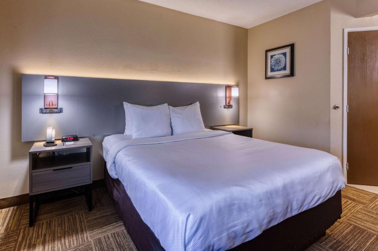 Queen Room - Accessible/Non-Smoking at Comfort Inn Shepherdsville - Louisville South
