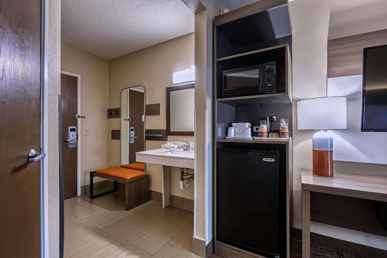 Queen Room - Accessible/Non-Smoking at Comfort Inn Shepherdsville - Louisville South