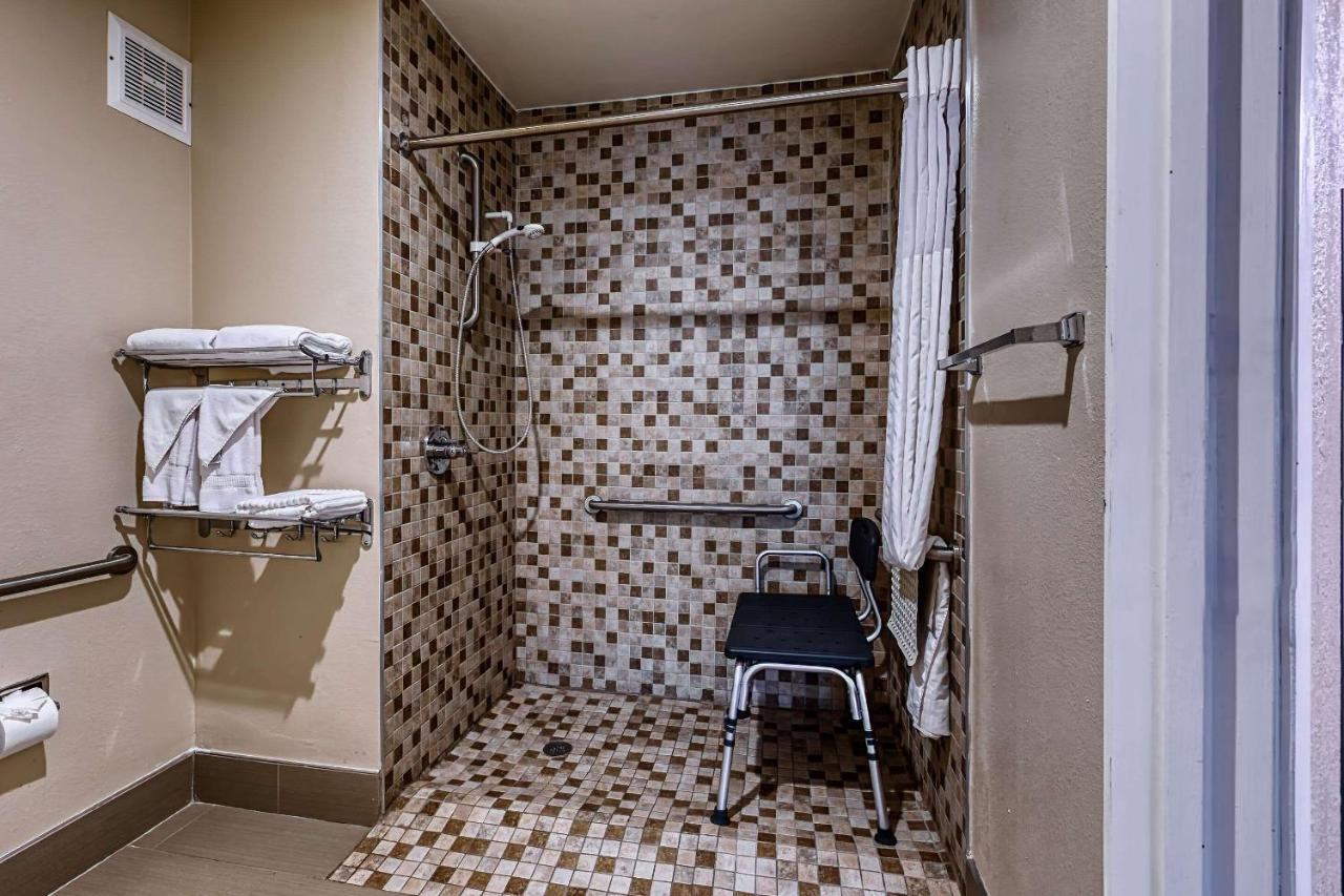 Queen Room - Accessible/Non-Smoking at Comfort Inn Shepherdsville - Louisville South