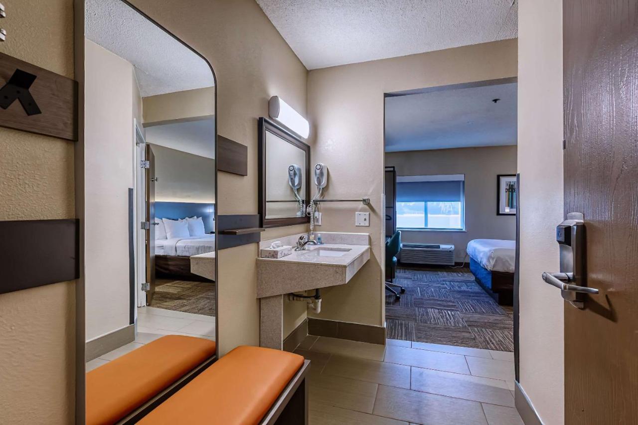 Queen Room - Accessible/Non-Smoking at Comfort Inn Shepherdsville - Louisville South