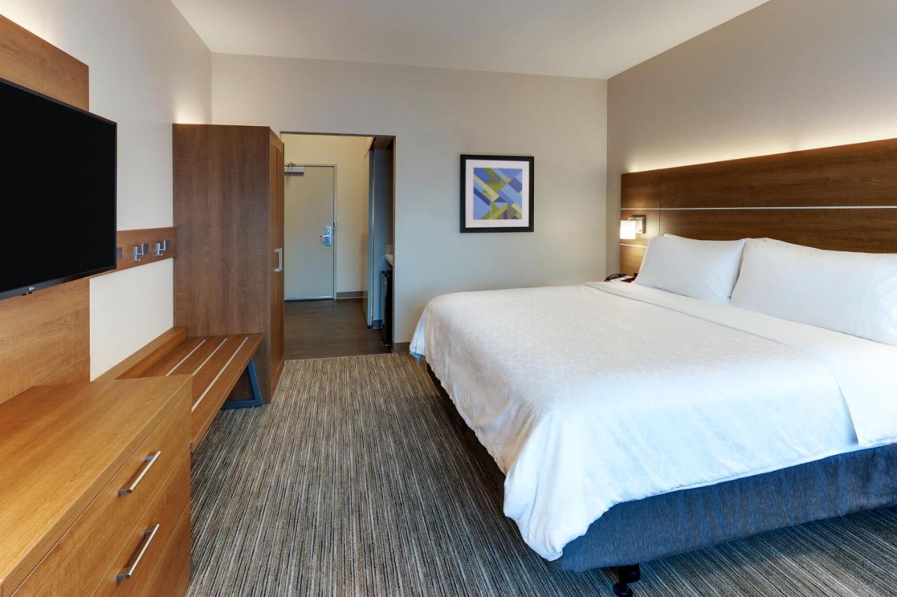 Leisure King Room - Non-Smoking at Holiday Inn Express & Suites Middletown - Goshen by IHG