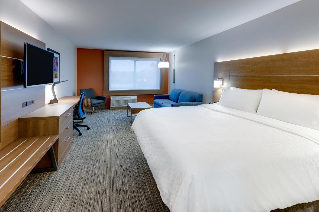 Suite - Hearing Accessible at Holiday Inn Express & Suites Middletown - Goshen by IHG