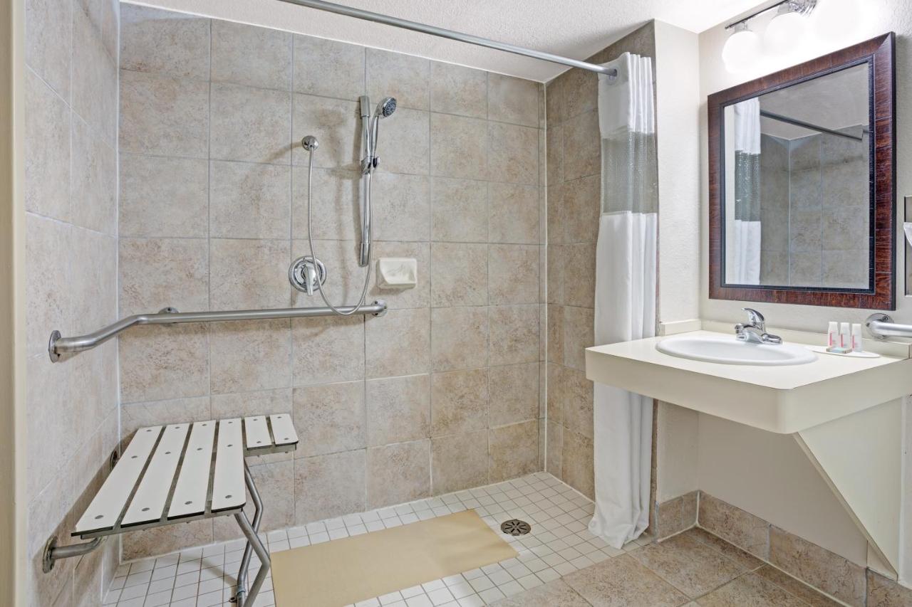 Queen Room with Roll-In Shower - Mobility Accessible/Non-Smoking at Travelodge by Wyndham Iowa City