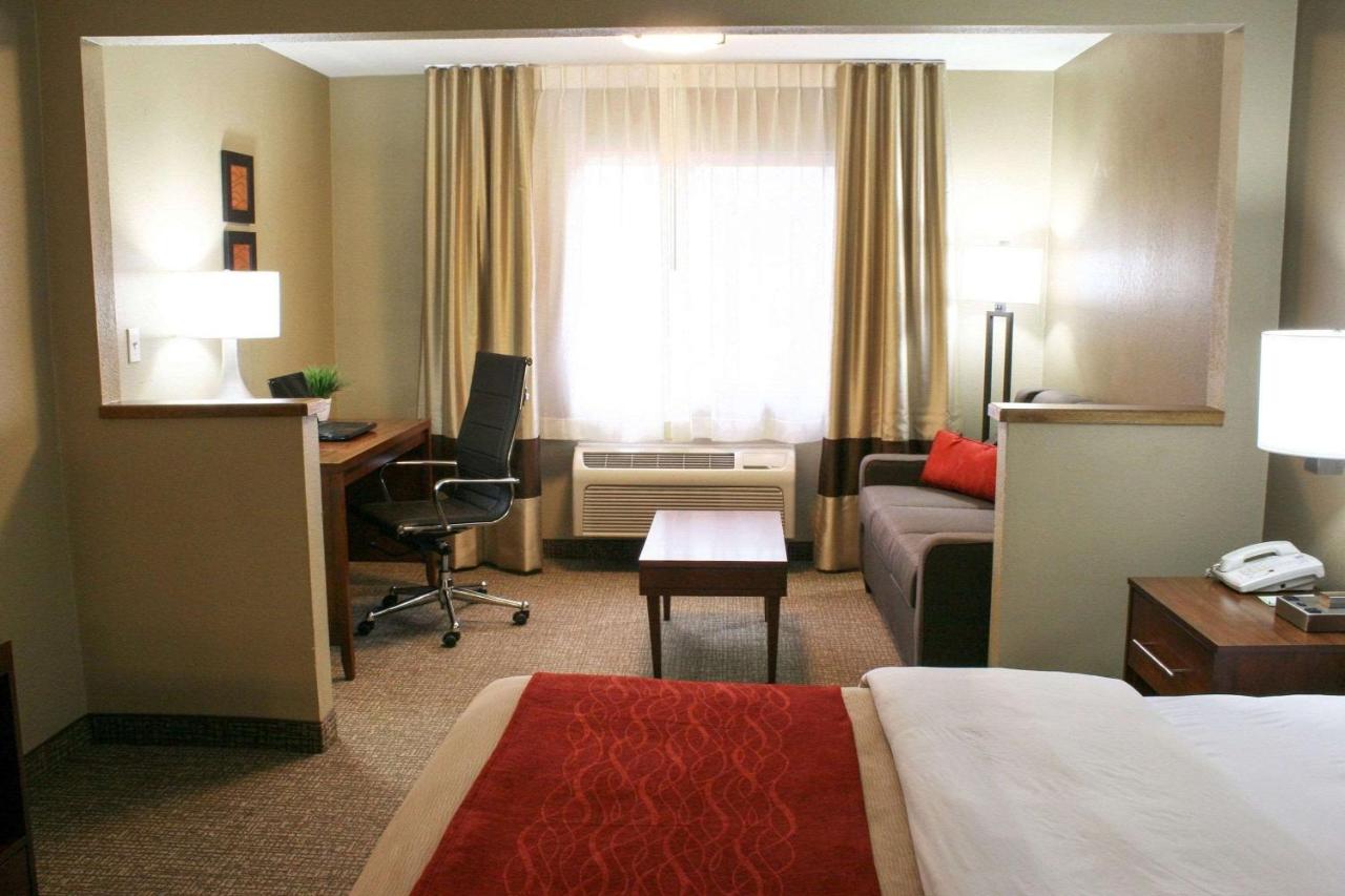 King Suite with Sofa Bed - Non-Smoking at Comfort Inn Ellensburg