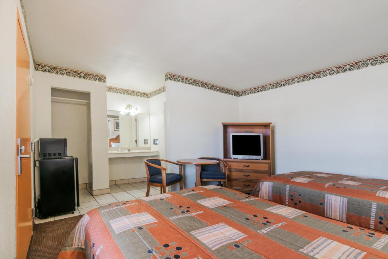 Double Room with Two Double Beds - Smoking at Travelodge by Wyndham Temple