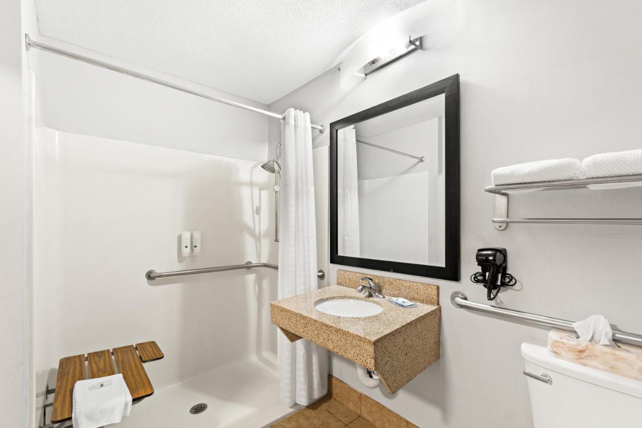 King Room with Roll-In Shower - Accessible/Non-Smoking at Quality Inn Dry Ridge