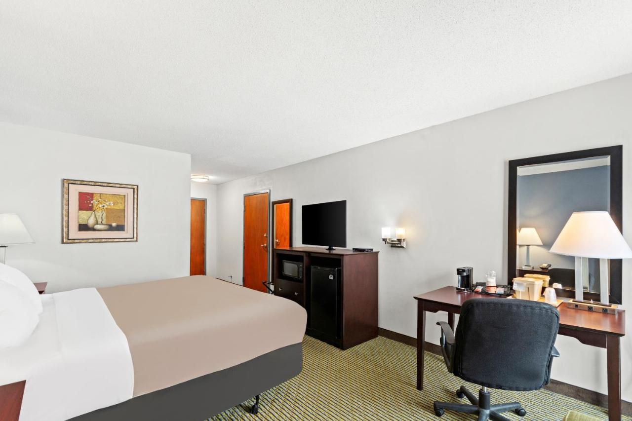 King Room with Roll-In Shower - Accessible/Non-Smoking at Quality Inn Dry Ridge