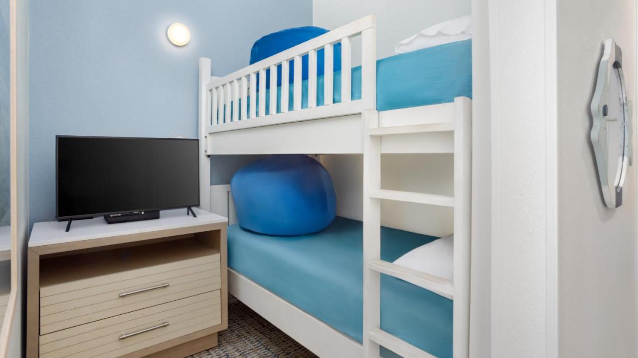 King Suite with Bunk Bed at Holiday Inn Resort Fort Walton Beach by IHG