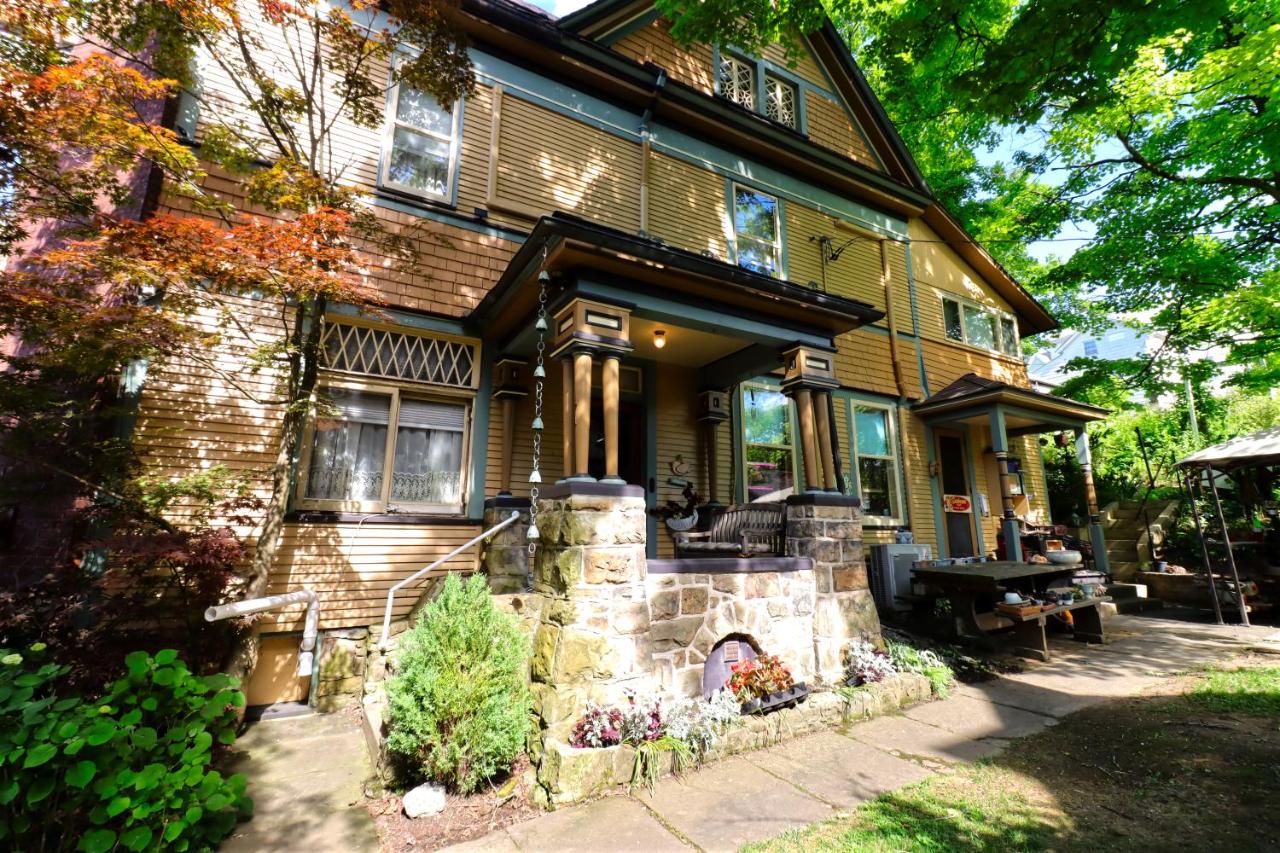 | The Queen, A Victorian Bed & Breakfast