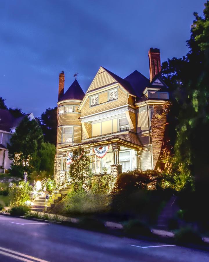 | The Queen, A Victorian Bed & Breakfast