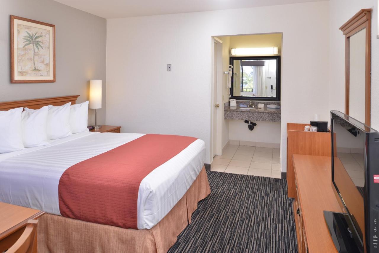 King Room with Roll-in Shower - Disability Access/Non-Smoking at Pleasant Inn