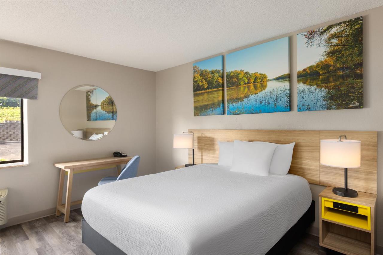 Queen Room - Disability Access/Non-Smoking at Days Inn & Suites by Wyndham Kansas City South