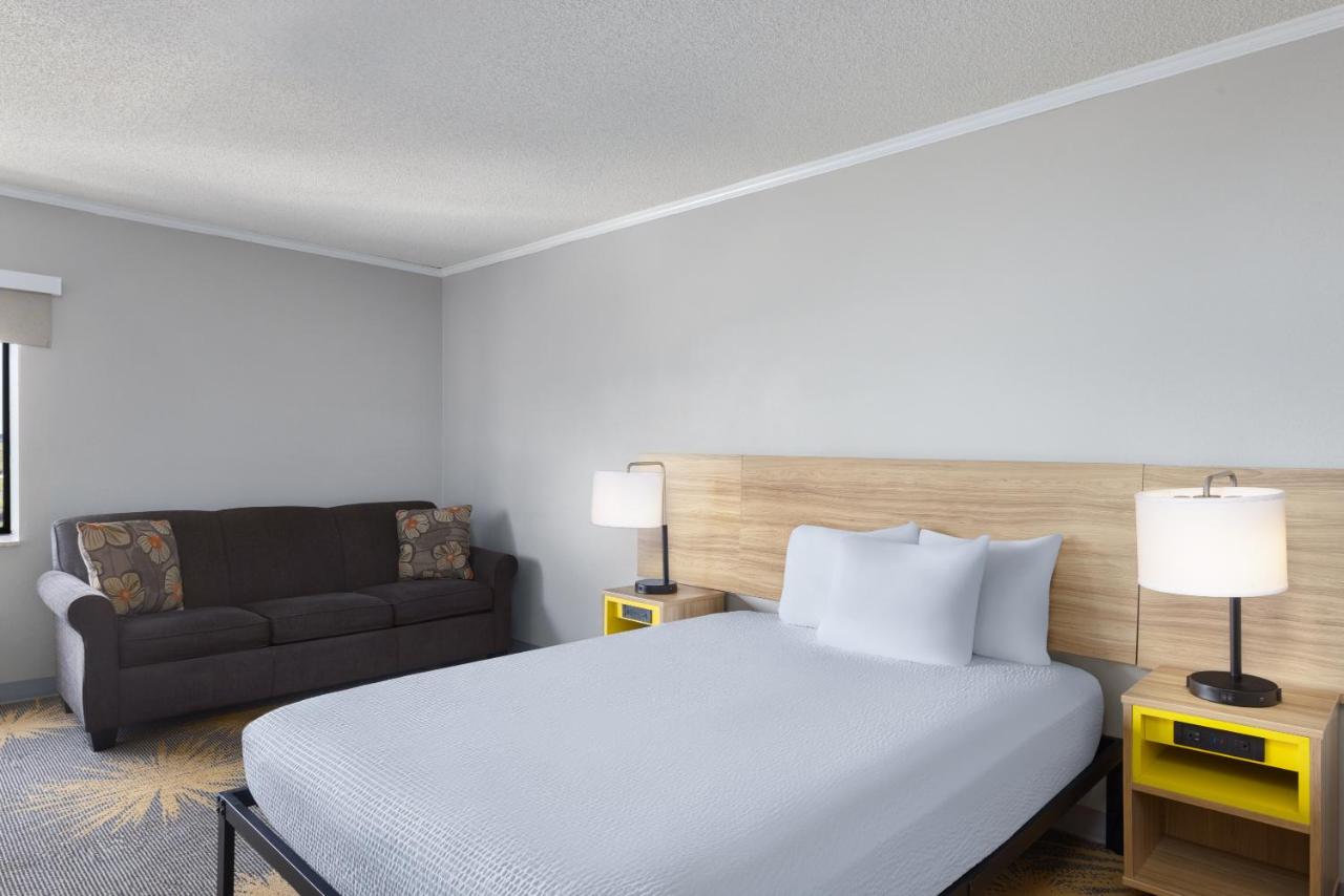 Queen Suite - Non-Smoking at Days Inn & Suites by Wyndham Kansas City South
