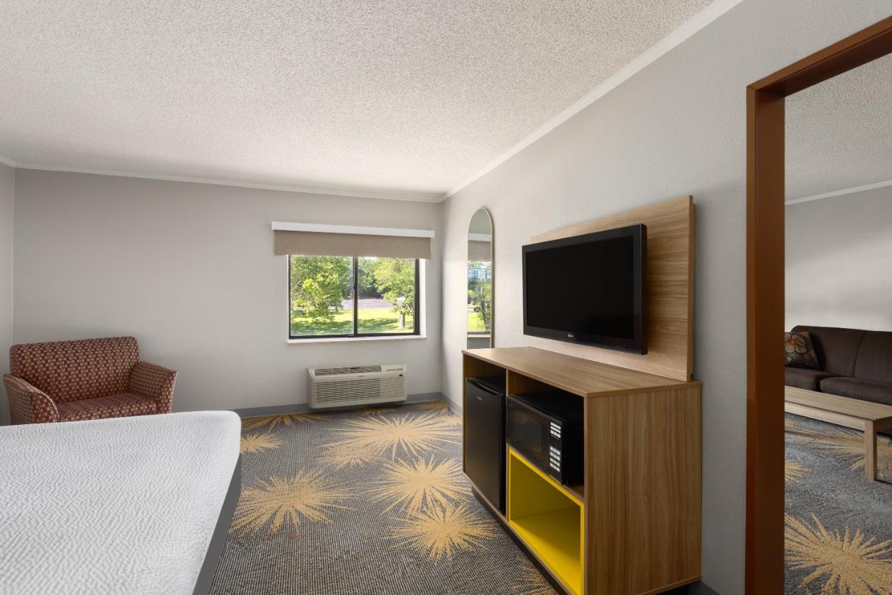 Deluxe King Suite at Days Inn & Suites by Wyndham Kansas City South