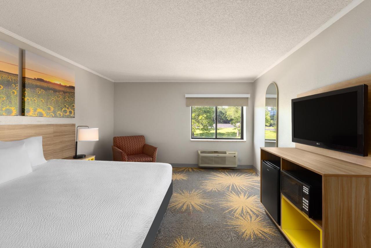 Deluxe King Suite at Days Inn & Suites by Wyndham Kansas City South