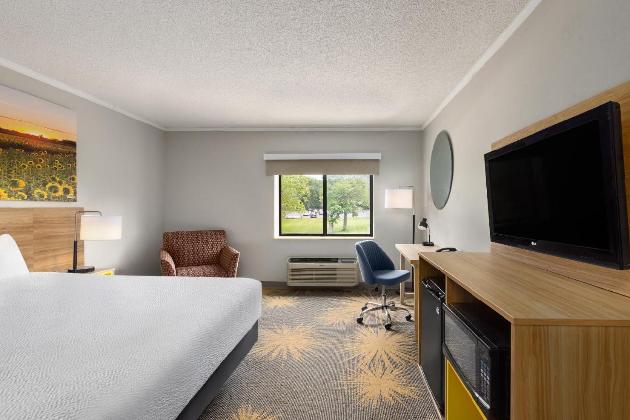 King Room - Non-Smoking at Days Inn & Suites by Wyndham Kansas City South