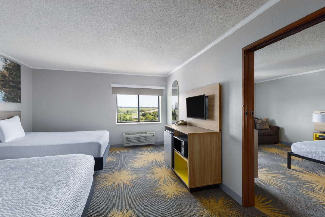 Queen Suite - Non-Smoking at Days Inn & Suites by Wyndham Kansas City South