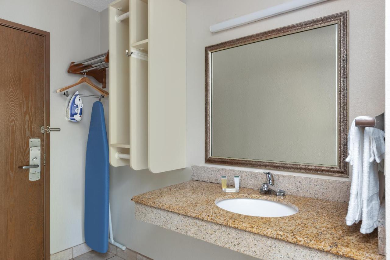 Queen Room - Disability Access/Non-Smoking at Days Inn & Suites by Wyndham Kansas City South
