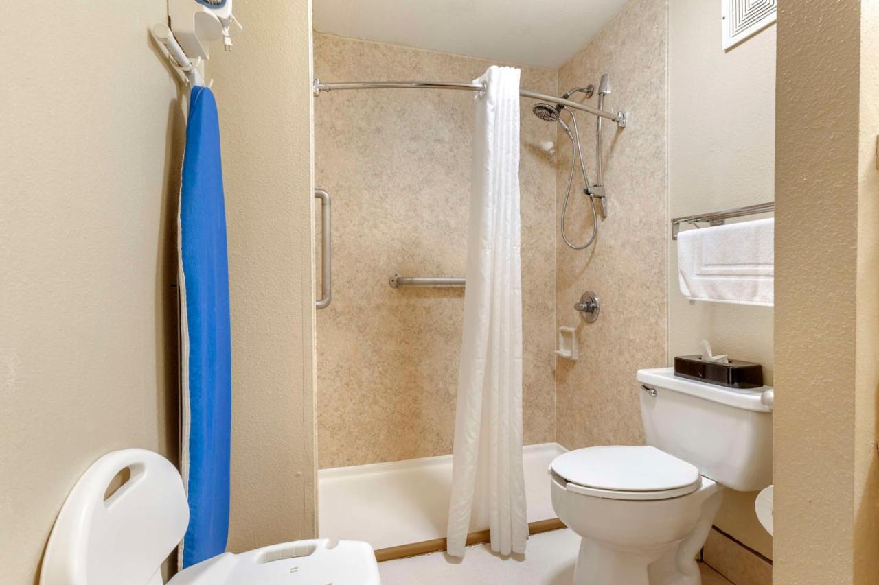 Double Room with Two Double Beds with Roll-in Shower - Hearing Accessible at Best Western Of Hope