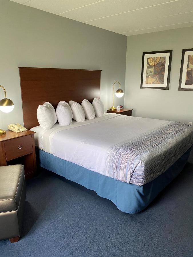 Deluxe King Room - Mobility Access/Non-Smoking at AmericInn by Wyndham Webster City