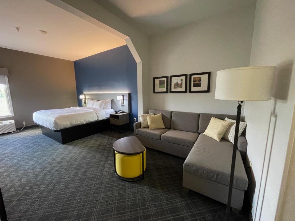 King Suite at Comfort Suites Crossville