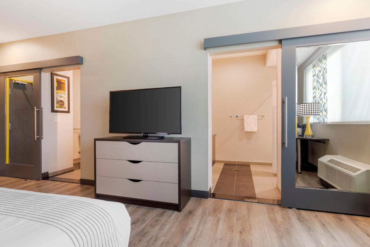 Large King Room - Non-Smoking at GLō Best Western Dallas South DeSoto