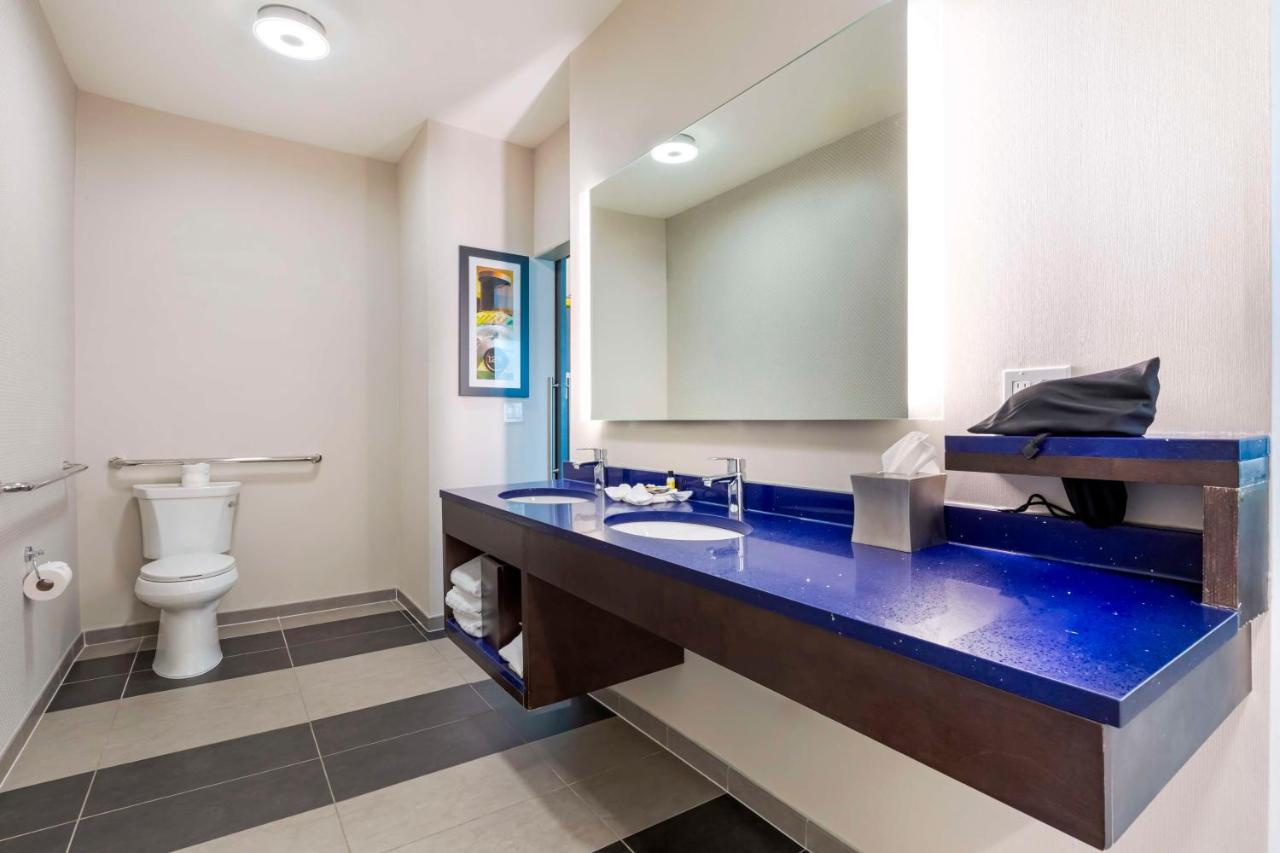 King Room with Walk-in Shower - Mobility Accessible/Non-Smoking at GLō Best Western Dallas South DeSoto