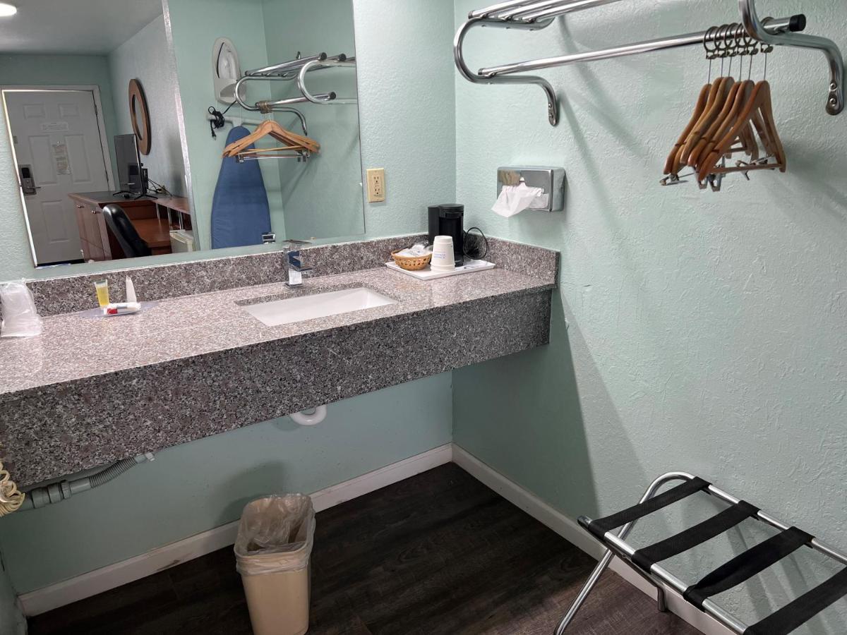 Double Room with Two Double Beds - Smoking at Days Inn by Wyndham Pratt