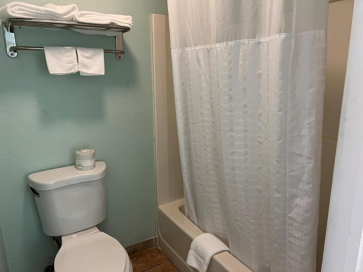 Double Room with Two Double Beds - Smoking at Days Inn by Wyndham Pratt