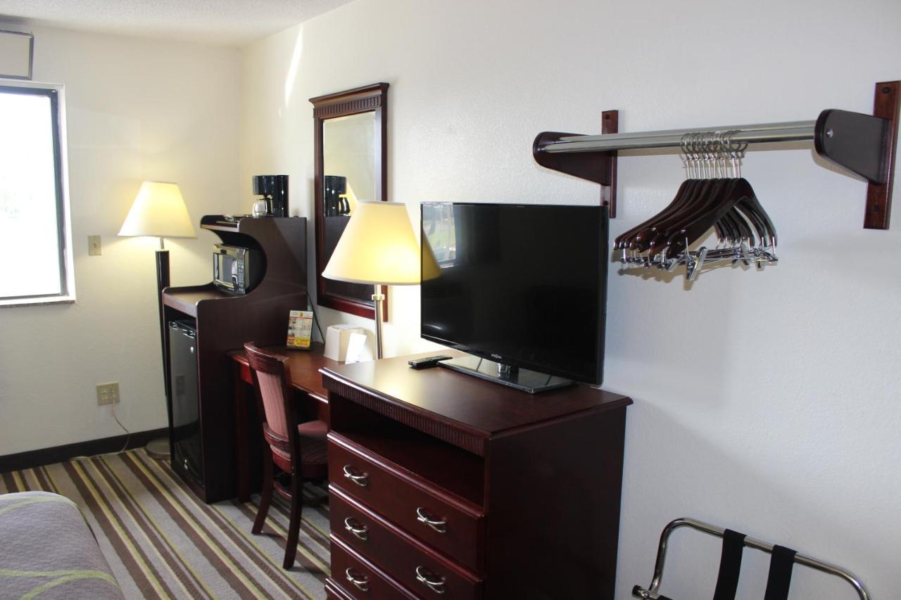Queen Room - Mobility Access/Non-Smoking at Super 8 by Wyndham Tuscaloosa