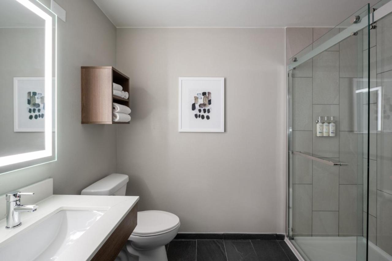 King Studio with Jetted Tub at Staybridge Suites West Des Moines by IHG