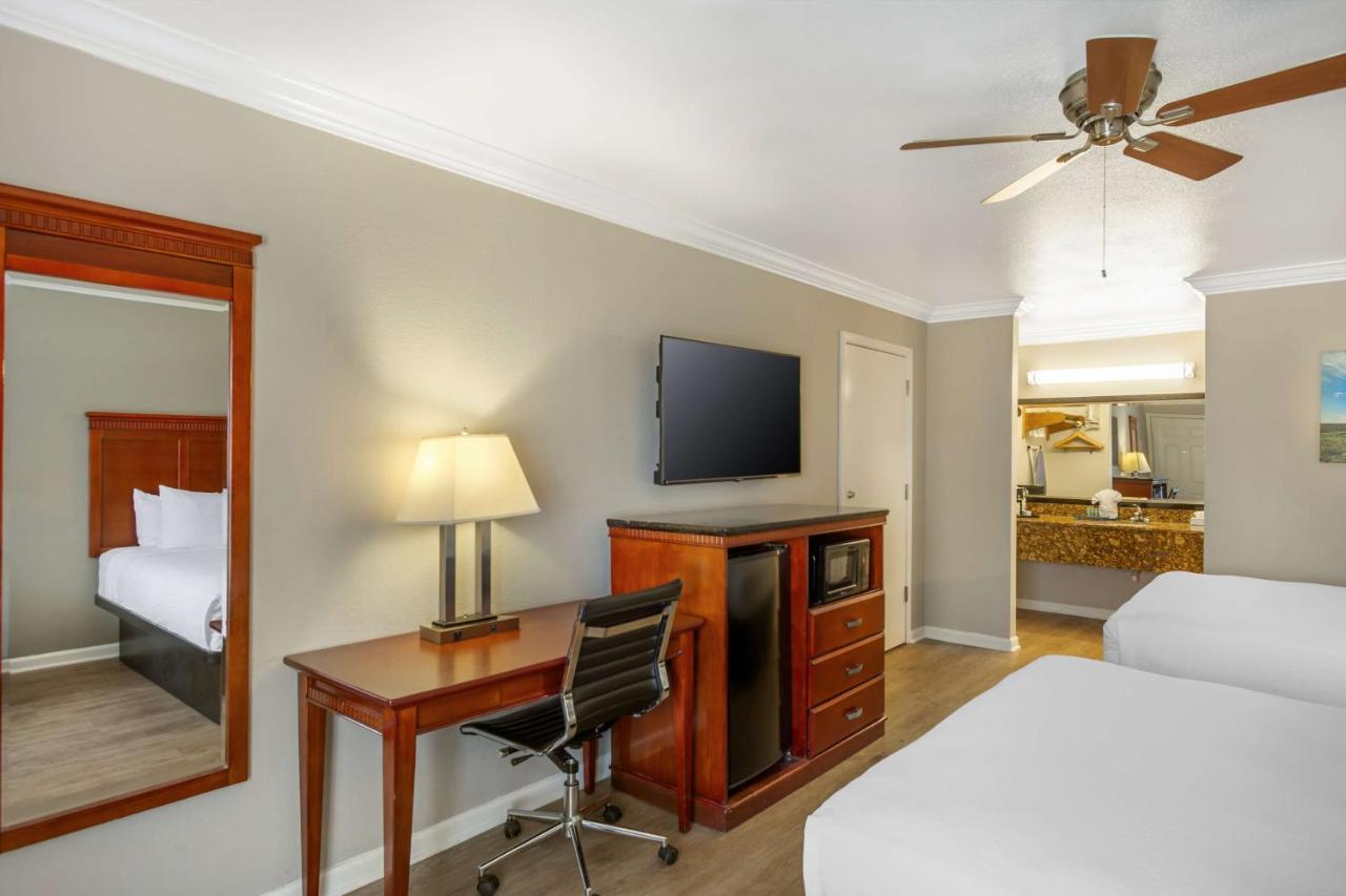 Queen Room with Two Queen Beds - Disability Access - Non Smoking at Best Western Heritage Inn