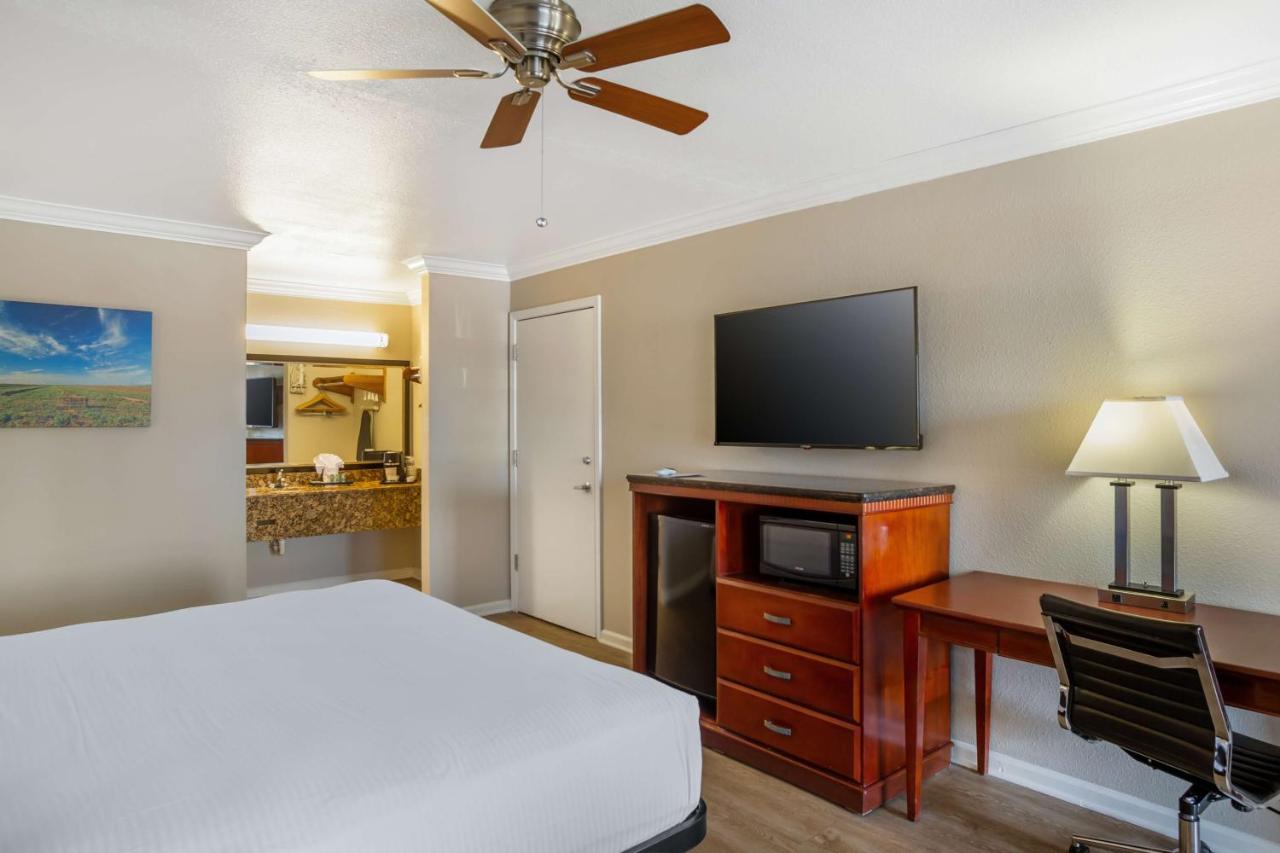 King Room - Non Smoking at Best Western Heritage Inn