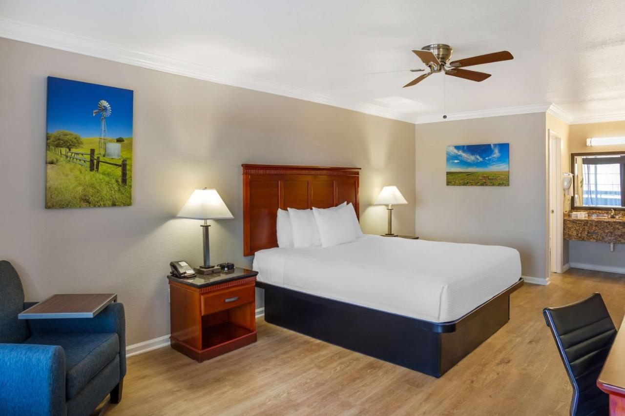 King Room - Non Smoking at Best Western Heritage Inn