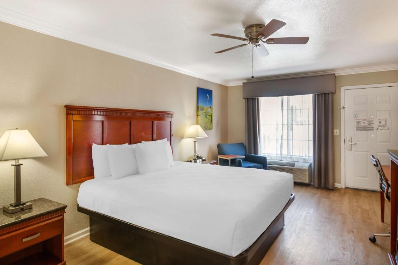 King Room with Roll-in Shower - Disability Access - Non smoking at Best Western Heritage Inn