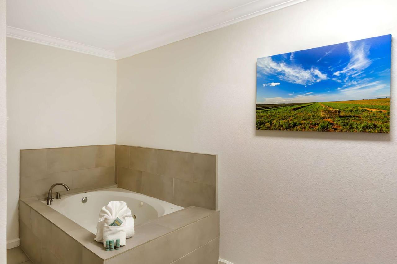 King Room with Spa Bath - Non Smoking at Best Western Heritage Inn
