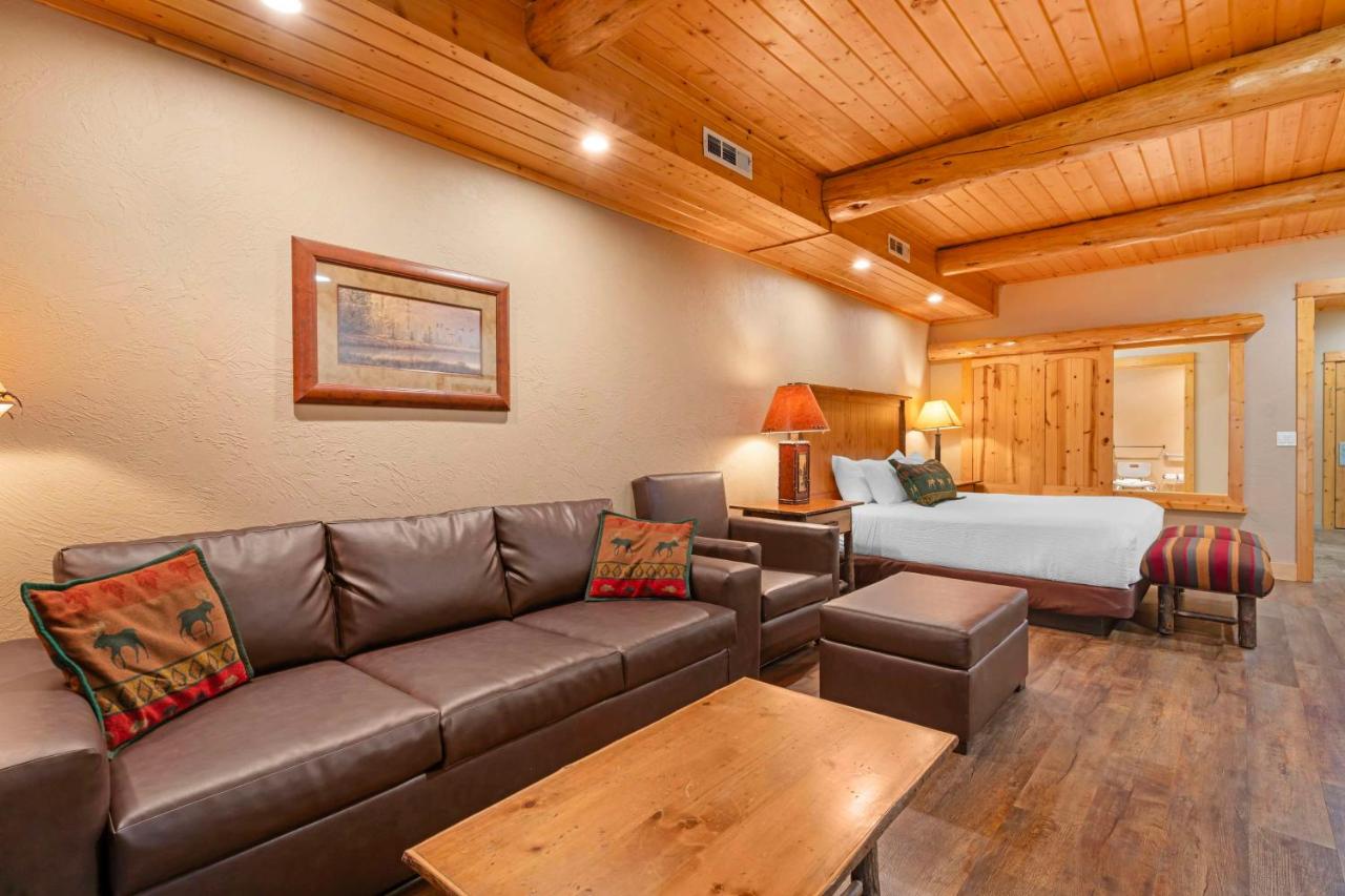King Suite with Sofa Bed and Roll-In Shower - Mobility Accessible/Non-Smoking at Best Western Ponderosa Lodge