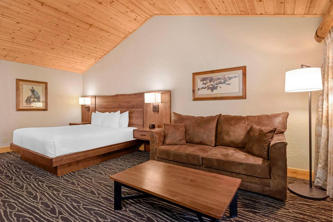 King Suite with Sofa Bed at Best Western Ponderosa Lodge