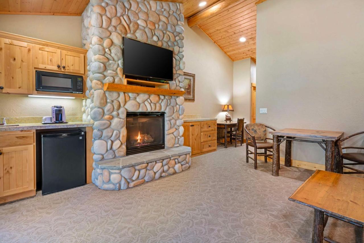 King Suite with Sofa Bed and Jetted Tub at Best Western Ponderosa Lodge