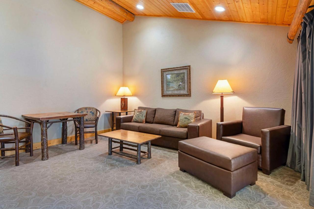 King Suite with Sofa Bed and Jetted Tub at Best Western Ponderosa Lodge