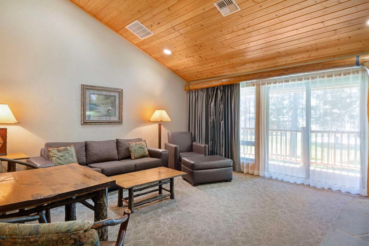 King Suite with Sofa Bed and Jetted Tub at Best Western Ponderosa Lodge
