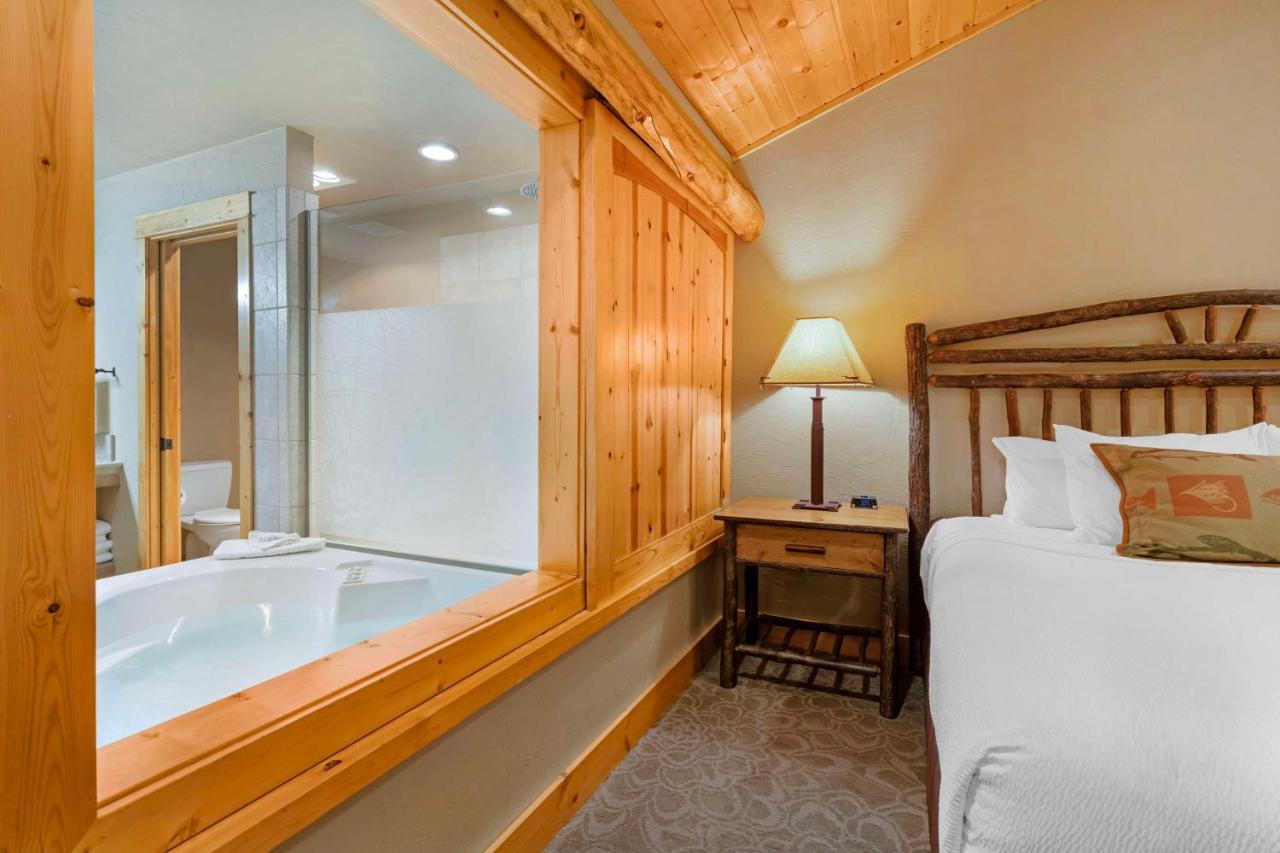 King Suite with Sofa Bed and Jetted Tub at Best Western Ponderosa Lodge