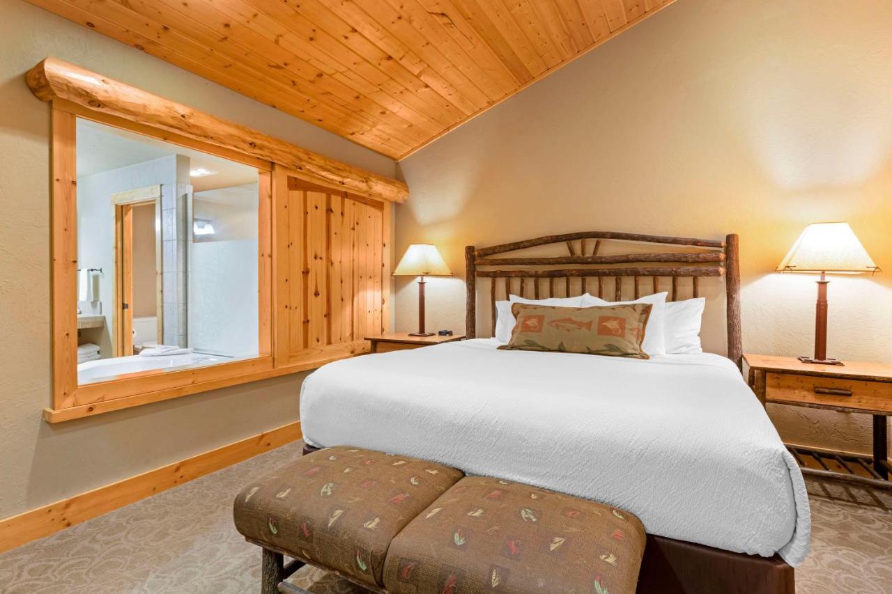 King Suite with Sofa Bed and Jetted Tub at Best Western Ponderosa Lodge