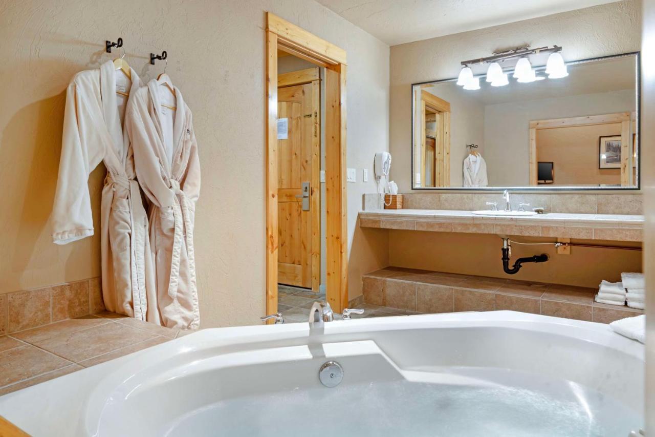 King Suite with Sofa Bed and Jetted Tub at Best Western Ponderosa Lodge