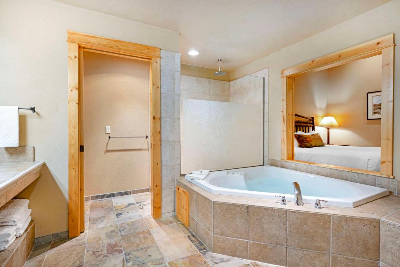 King Suite with Sofa Bed and Jetted Tub at Best Western Ponderosa Lodge
