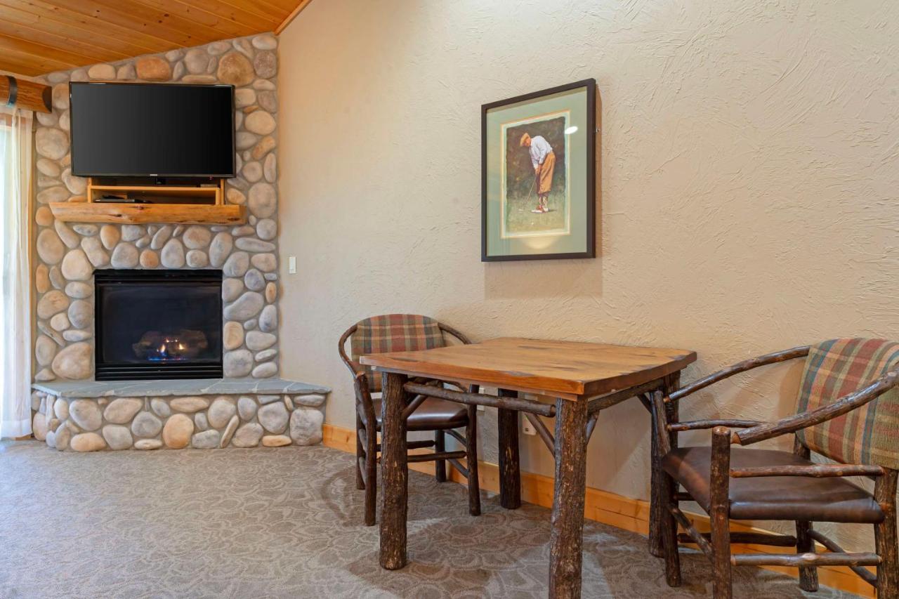 King Suite with Spa Bath - Non-Pet Friendly at Best Western Ponderosa Lodge