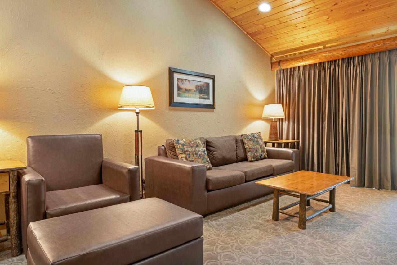 King Suite with Spa Bath - Non-Pet Friendly at Best Western Ponderosa Lodge